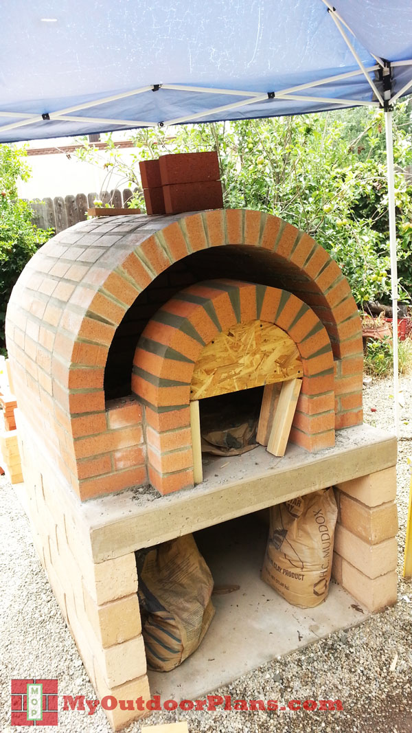 Building-the-entrance-of-the-brick-oven