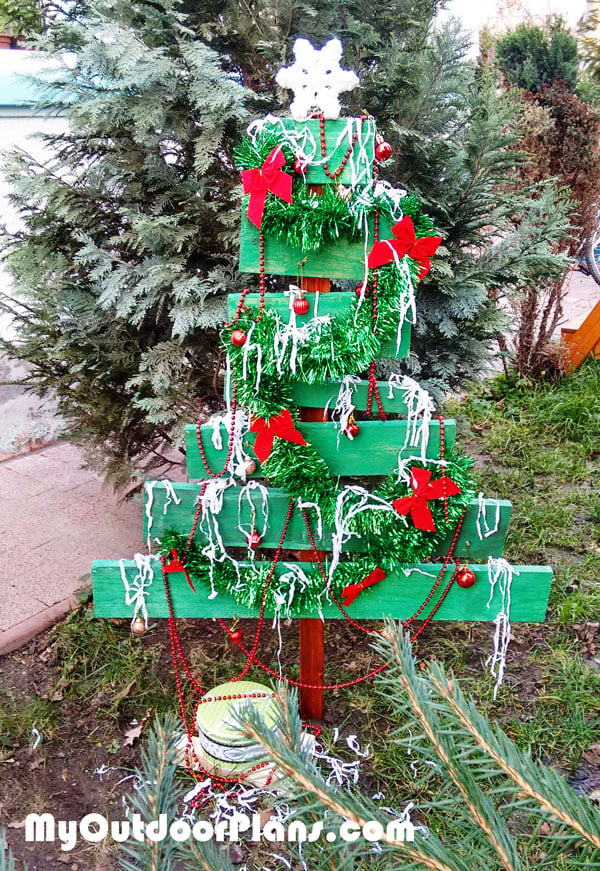 DIY-Christmas-Yard-Art