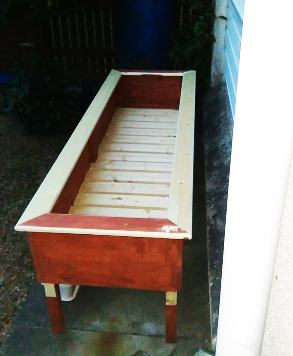 Assembling-the-planter-box