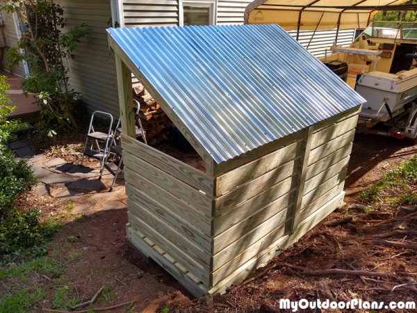 Fitting-the-roof-to-the-wood-shed