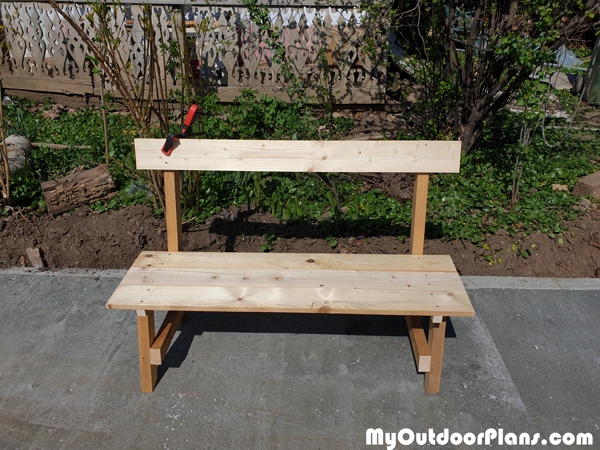 Attaching-the-backrest-to-the-garden-bench