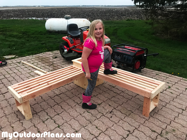 DIY-Corner-Bench-with-Planter