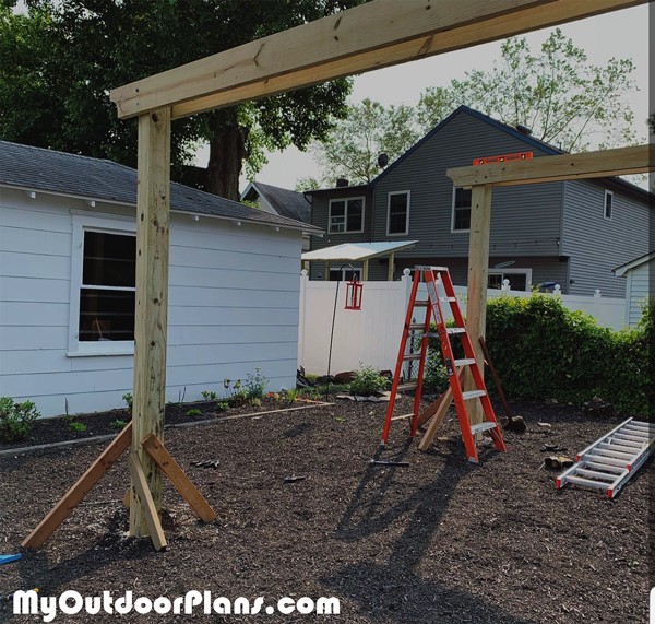 Fitting-the-support-beams-to-the-pergola