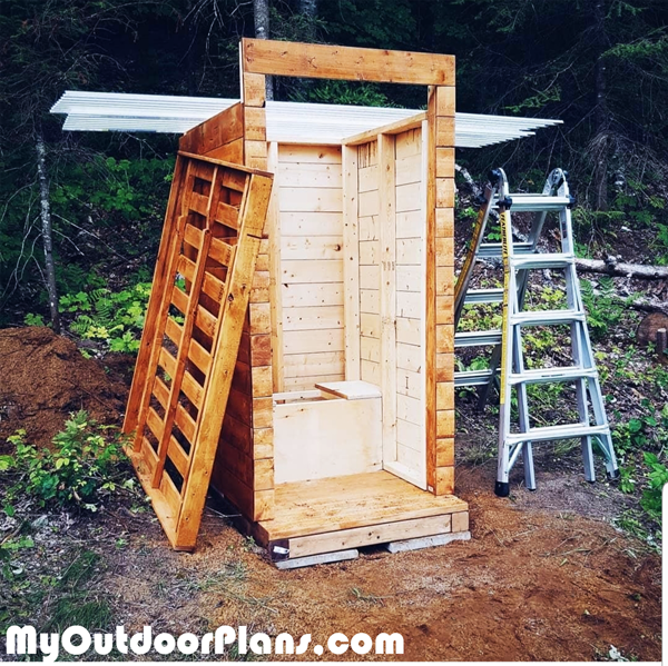 Attaching-the-roof-to-the-outhouse