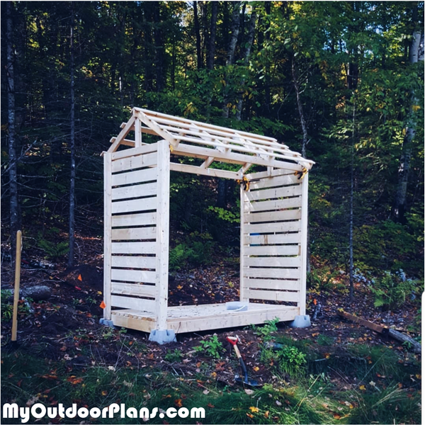 Fitting-the-roof-to-the-firewood-shed