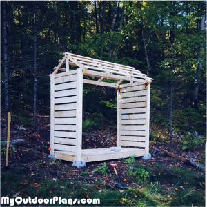 Fitting-the-roof-to-the-firewood-shed
