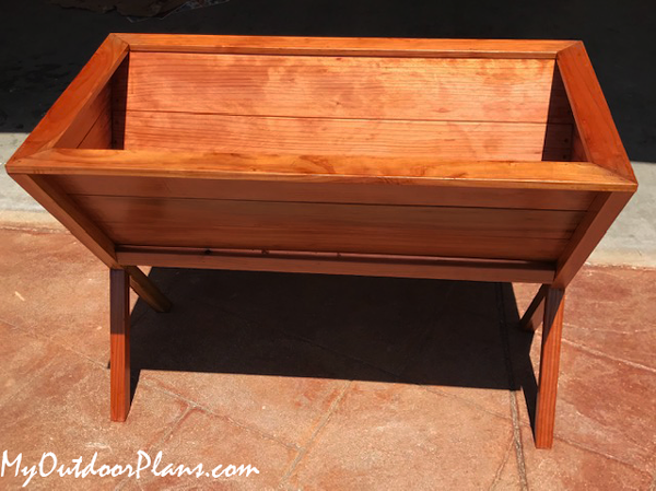 DIY V-shaped Elevated Planter | MyOutdoorPlans | Free 