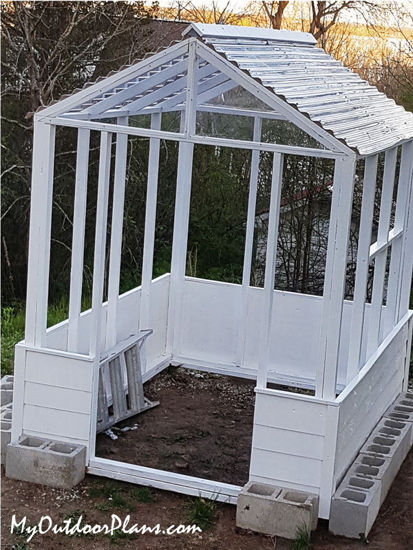 Fitting-the-roof-to-the-small-greenhouse