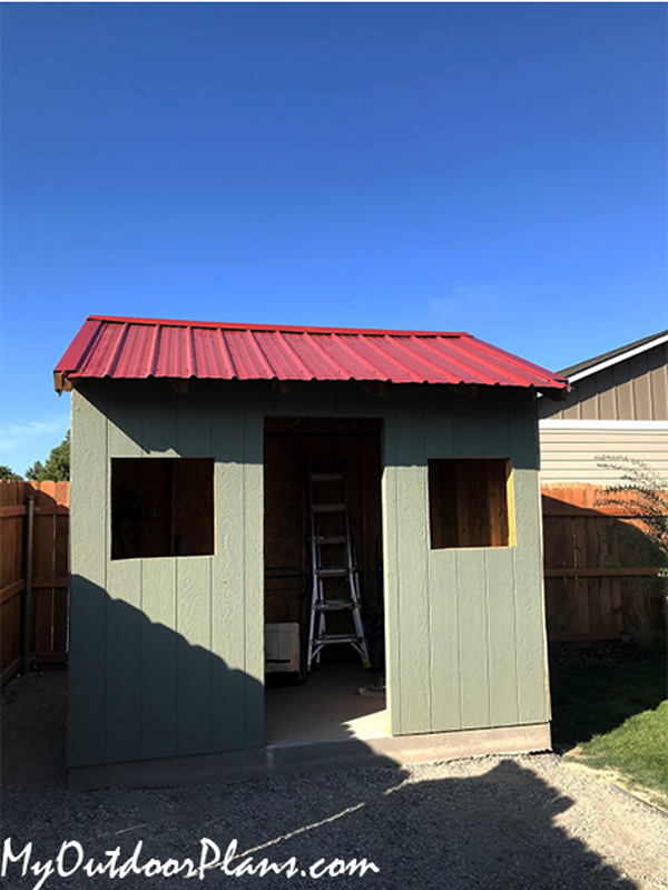 Fitting-the-metal-shed-roofing